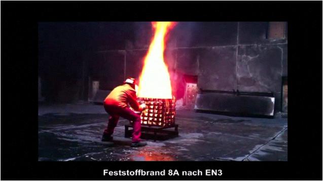 Löschen eines Feststoffbrandes 8A nach EN3